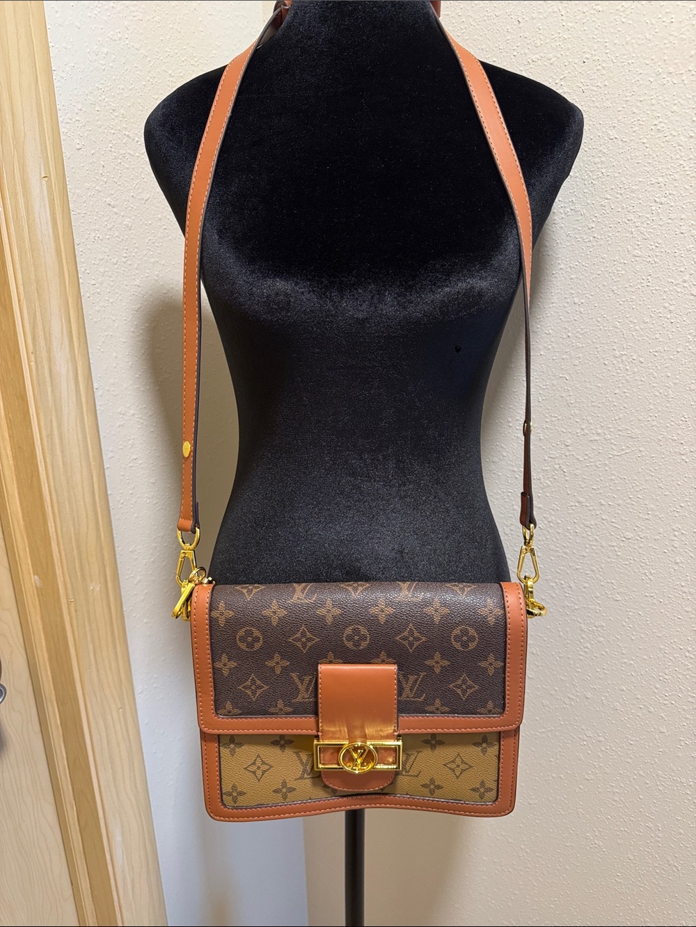 Luxury inspired crossbody - Picture 4 of 6
